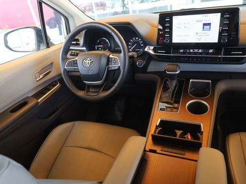Used 2024 Toyota Sienna XLE image 18