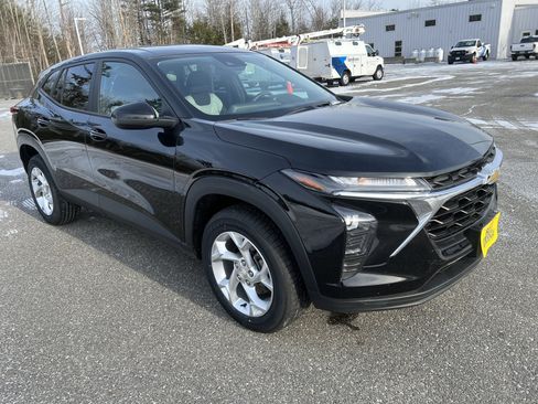 Used 2024 Chevrolet Trax LS w/ LS Convenience Package image 3