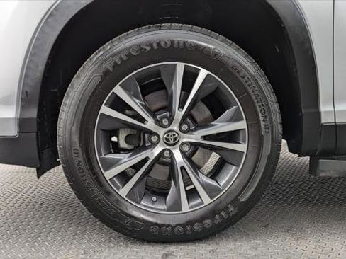 Used 2019 Toyota Highlander LE image 28