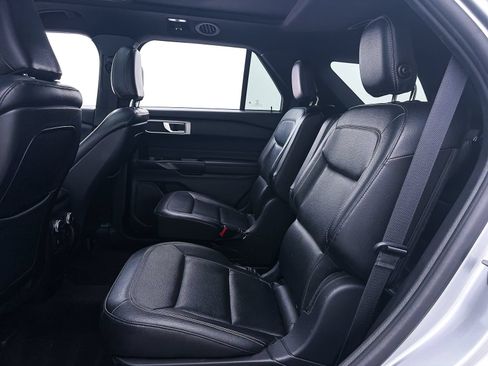 Used 2020 Ford Explorer XLT w/ Equipment Group 202A AWD/4WD image 33