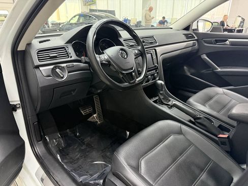 Used 2018 Volkswagen Passat 2.0T R-Line w/ R-Line Lighting Package FWD image 19