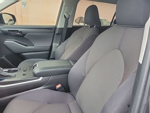 Used 2023 Toyota Highlander L image 26