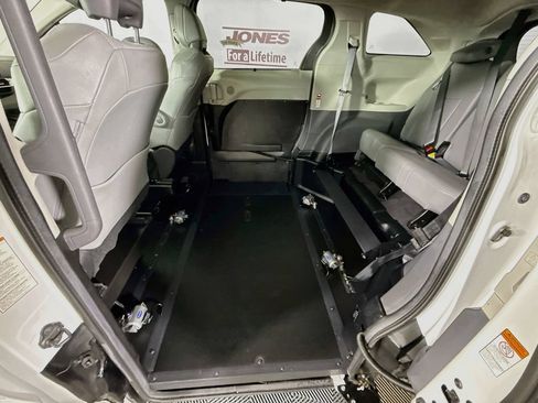 Used 2023 Toyota Sienna XLE w/ XLE Plus Package FWD image 27