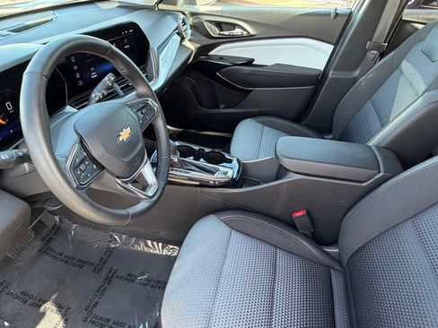 Used 2025 Chevrolet Trax LT w/ LT Convenience Package image 18