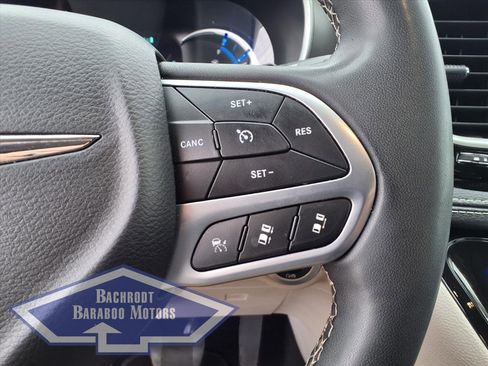 Used 2024 Chrysler Pacifica Select image 30
