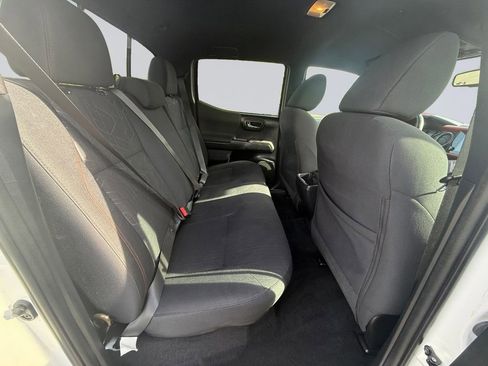 Used 2018 Toyota Tacoma TRD Off-Road w/ Technology Package AWD/4WD image 19