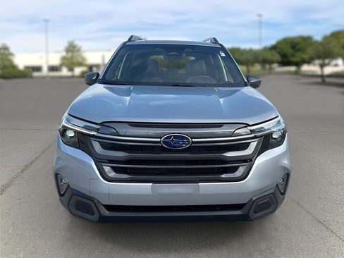 Used 2025 Subaru Forester Limited image 2