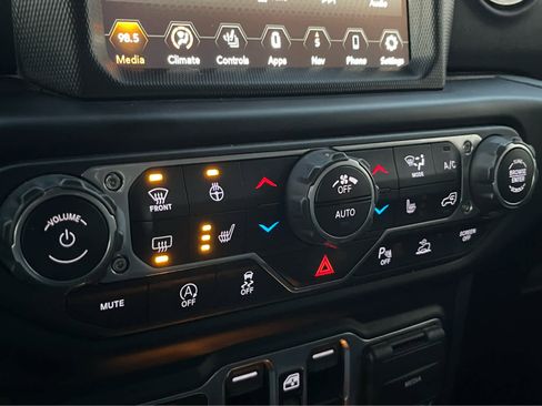 Used 2021 Jeep Gladiator Overland image 12