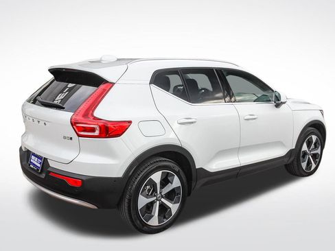 Used 2025 Volvo XC40 B5 Plus image 10
