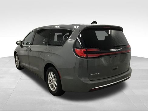 Used 2023 Chrysler Pacifica Touring-L image 13