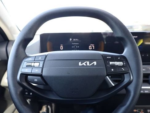 Used 2025 Kia K4 LXS image 17