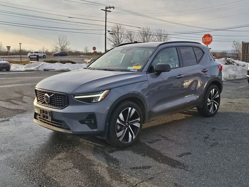 Used 2023 Volvo XC40 B5 Plus w/ Climate Package image 15