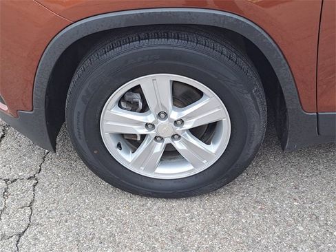 Used 2019 Chevrolet Trax LT w/ LT Convenience Package image 9
