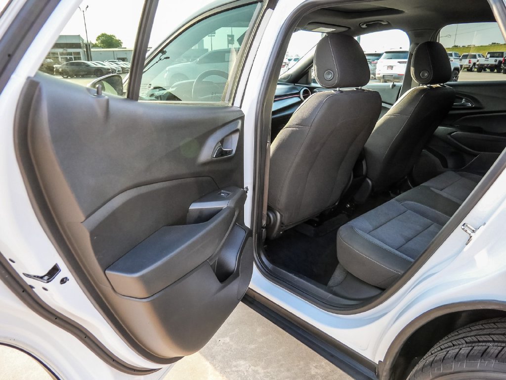 Used 2025 Chevrolet Trax RS w/ Sunroof Package FWD image 23