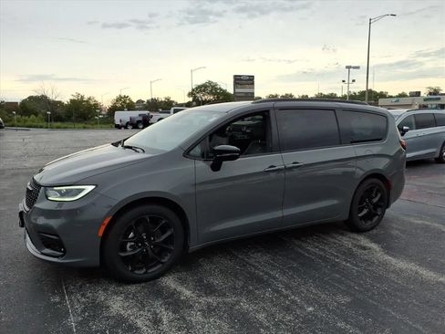 Certified 2025 Chrysler Pacifica Limited FWD image 4