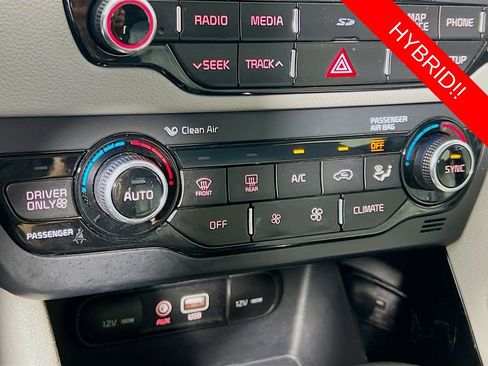 Certified 2017 Kia Niro Touring image 17