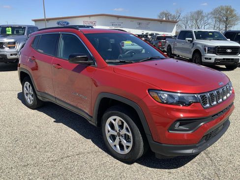 Used 2025 Jeep Compass Latitude w/ Sun & Sound Group AWD/4WD image 2