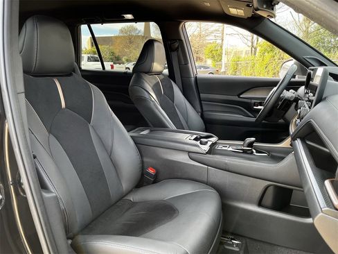 Used 2024 Toyota Grand Highlander AWD Hybrid image 23