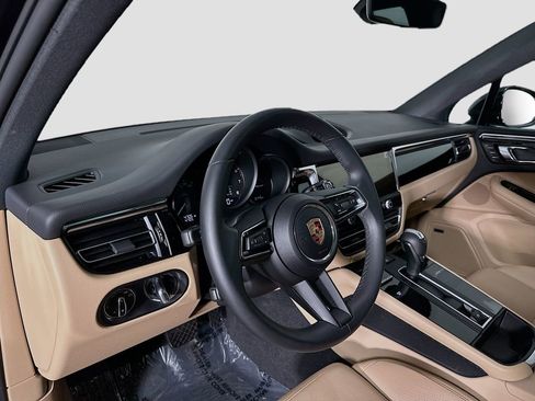 Used 2025 Porsche Macan image 4