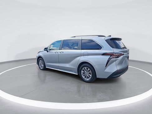 Used 2024 Toyota Sienna XLE image 7