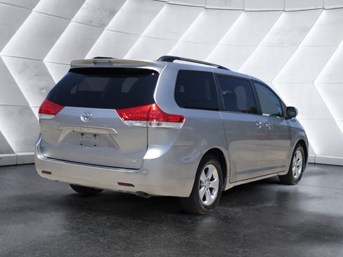 Used 2013 Toyota Sienna LE FWD image 3