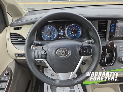 Used 2017 Toyota Sienna XLE Premium FWD image 9