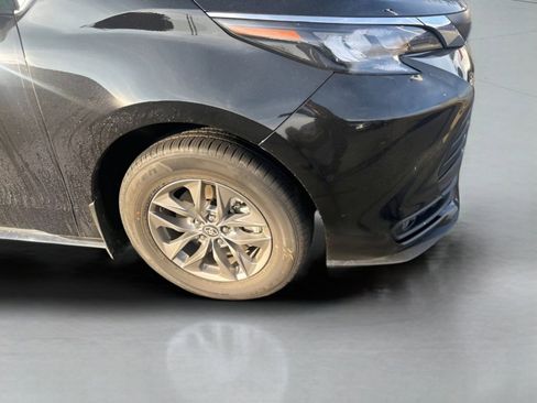 Used 2025 Toyota Sienna XLE image 12