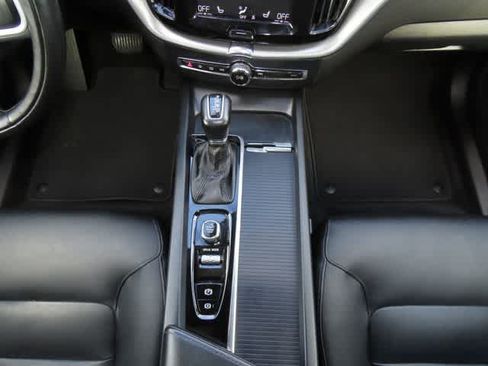 Used 2019 Volvo XC60 T5 Momentum w/ Multimedia Package AWD/4WD image 23