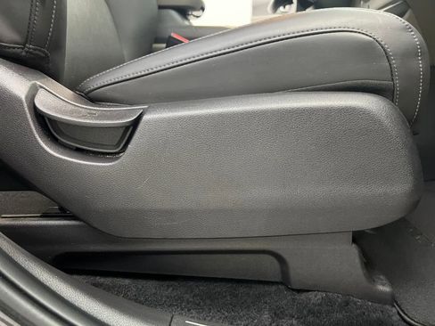 Used 2025 Kia Carnival FWD image 28