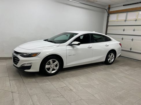 Used 2023 Chevrolet Malibu LT image 2