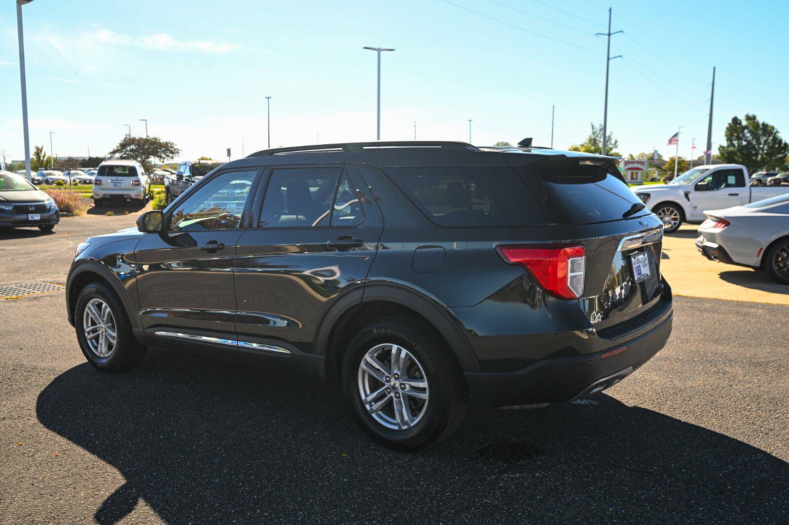 Used 2022 Ford Explorer XLT w/ Equipment Group 202A AWD/4WD image 7