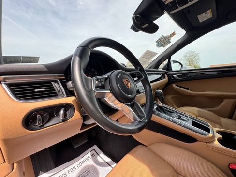 Used 2018 Porsche Macan AWD/4WD image 22