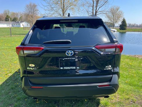 Used 2024 Toyota RAV4 XLE image 9