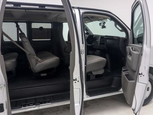 Used 2019 Chevrolet Express 3500 LS RWD image 12