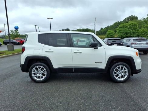 Used 2023 Jeep Renegade Latitude AWD/4WD image 3