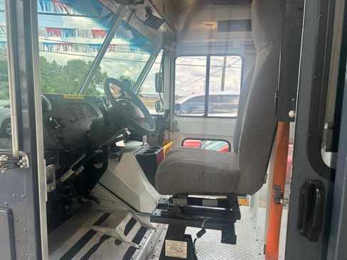 Used 2019 Ford E-450 and Econoline 450 Super Duty RWD image 7
