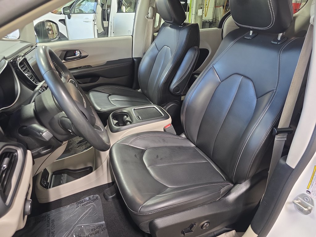 Used 2023 Chrysler Pacifica Touring-L FWD image 17