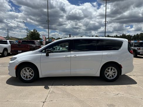 New 2025 Chrysler Pacifica Select image 6