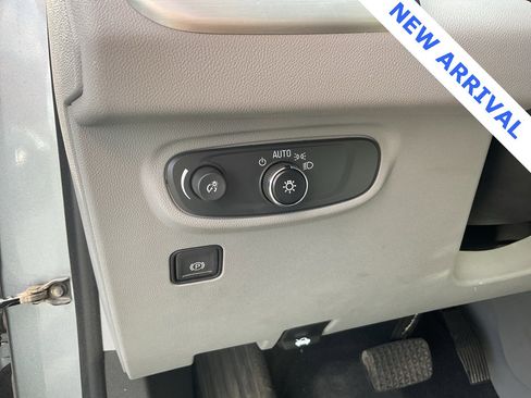 Used 2023 GMC Terrain SLE w/ Driver Convenience Package image 9