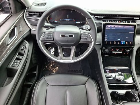 Certified 2023 Jeep Grand Cherokee Limited AWD/4WD image 12
