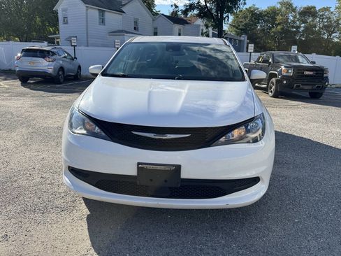 Used 2022 Chrysler Voyager LX image 3