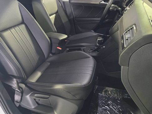 Certified 2024 Volkswagen Tiguan SE w/ Panoramic Sunroof Package FWD image 17