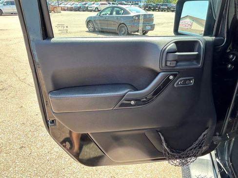 Used 2012 Jeep Wrangler Unlimited Sahara AWD/4WD image 14