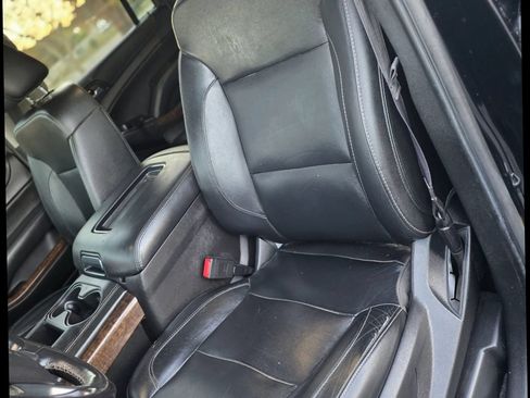 Used 2019 Chevrolet Suburban LT RWD image 13
