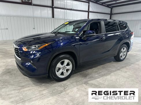 Used 2025 Toyota Highlander LE FWD image 1