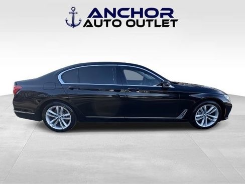 Used 2018 BMW 750i image 9