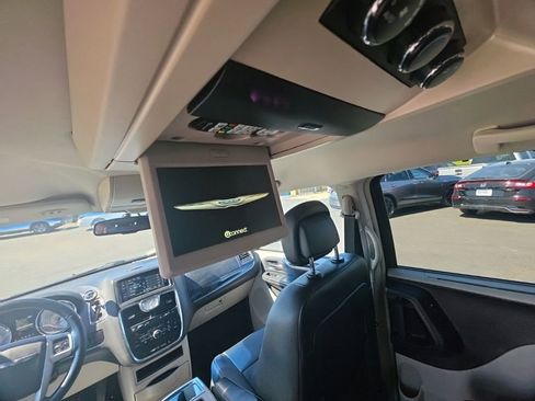 Used 2016 Chrysler Town & Country Touring w/ Driver Convenience Group FWD image 21