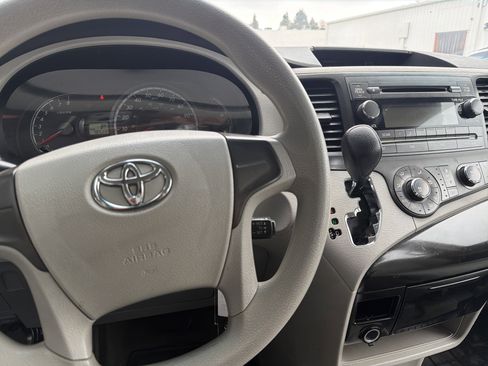 Used 2014 Toyota Sienna L image 57