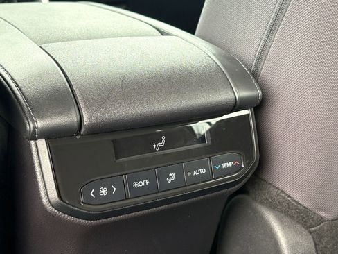 Used 2024 Toyota Highlander LE AWD/4WD image 5