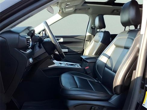 Used 2022 Ford Explorer XLT w/ Equipment Group 202A image 12